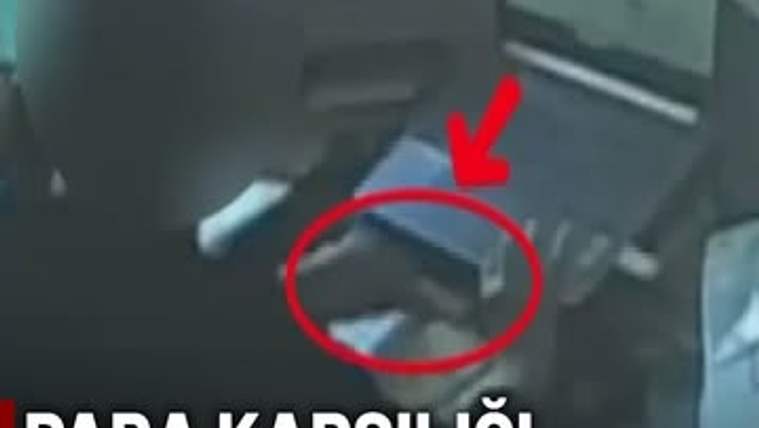 Bir kişinin bilgisayarın yanında bir nesneye el uzattığı an görüntülenmiş.