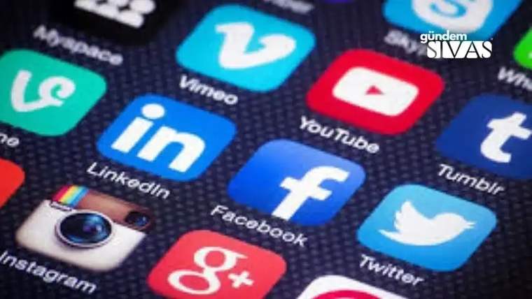 Koyu zemin üzerinde Instagram, LinkedIn, Facebook, YouTube ve Twitter gibi sosyal medya uygulamalarının logoları görülüyor.