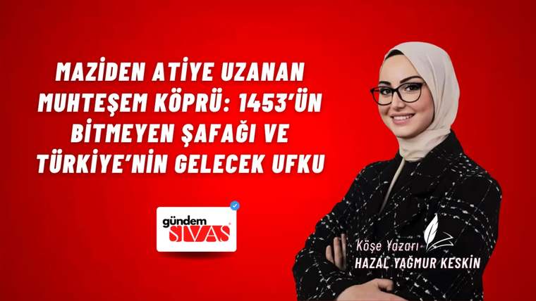 Kahverengi ceket giymiş, başında beyaz bir başörtüsü olan bir kadın, kameraya gülümseyerek bakıyor.