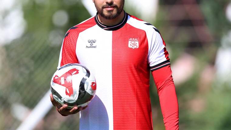 Feyzi Yıldırım, Sivasspor forması giymiş, elinde futbol topu tutuyor.