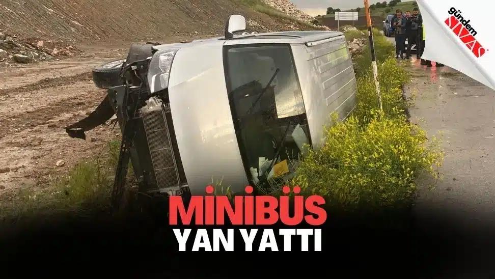 Sivas’ta Minibüs Yan Yattı