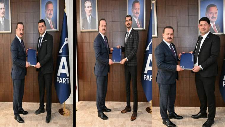 Üç ayrı karede erkekler, duvarında portreler ve parti bayrağı bulunan odada belge dosyası tutuyor.