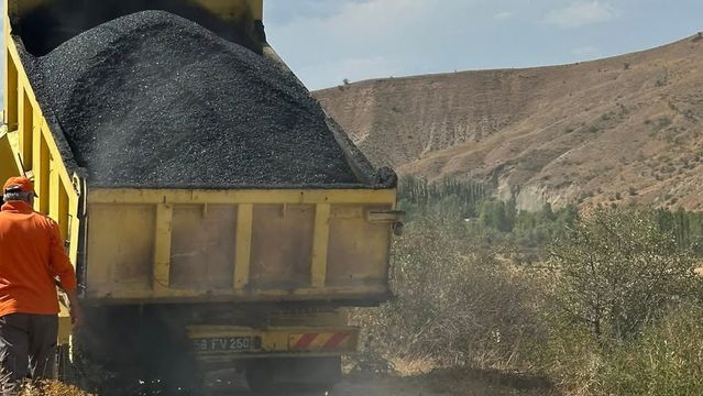 Sivas'ta Köy Yollarında Bakım ve Onarım Çalışmaları Sürdürüyor