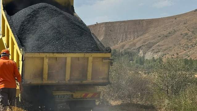 Sivas'ta Köy Yollarında Bakım ve Onarım Çalışmaları Sürdürüyor