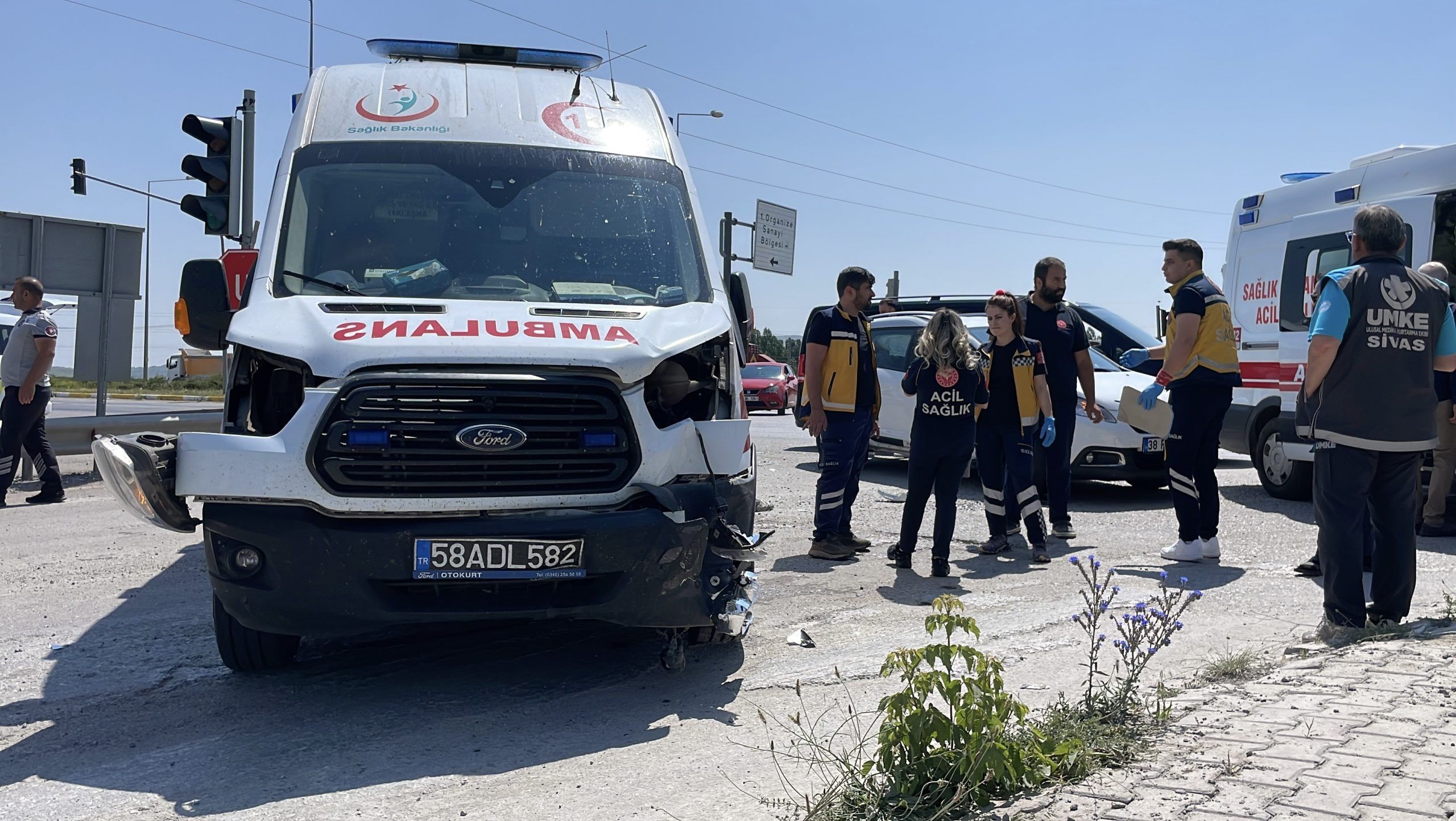 Sivas'ta Ambulans ile Otomobil Çarpıştı: 5 Yaralı