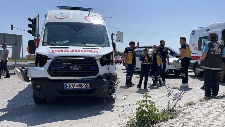 Sivas'ta Ambulans ile Otomobil Çarpıştı: 5 Yaralı