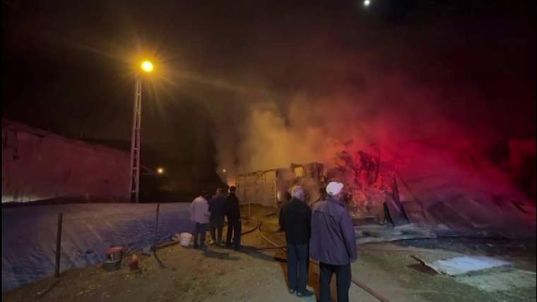 Sivas Köyünde Ahır Yangını Paniği: Köylüler Hayvanları Kurtardı!