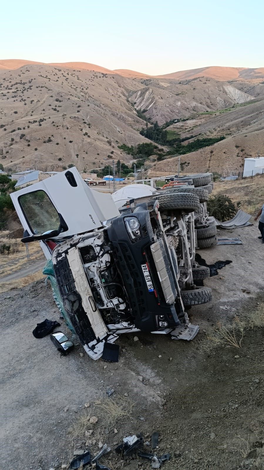 Gürün'de Beton Mikseri Feci Kazaya Karıştı: Sürücü Ağır Yaralandı