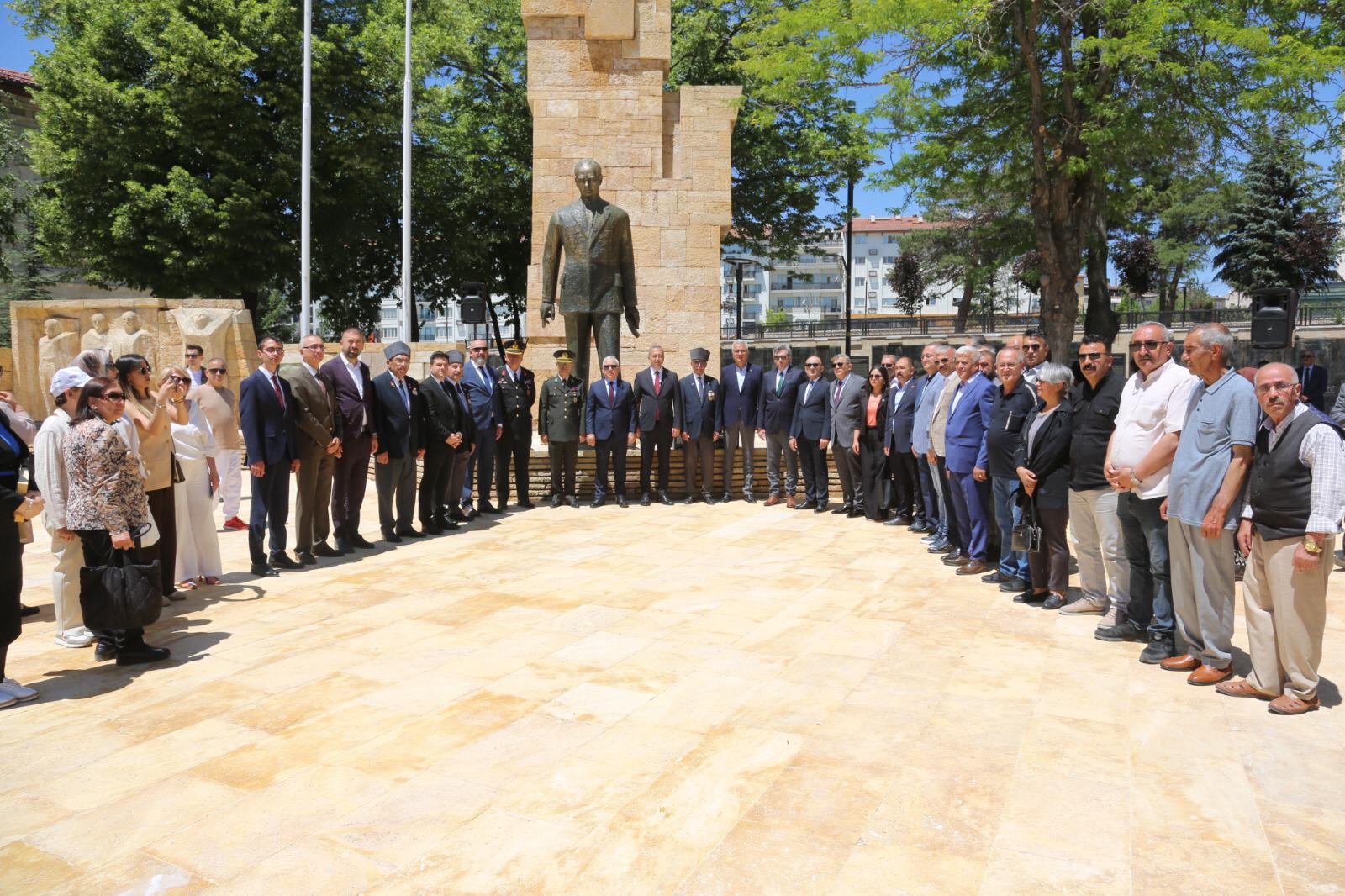 Sivas’ta Atatürk Anıtı Çevre Düzenlemesi Tamamlandı! Tarihi Dokuyu Yansıtan Yeni Görünüm