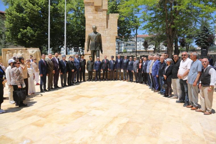 Sivas’ta Atatürk Anıtı Çevre Düzenlemesi Tamamlandı! Tarihi Dokuyu Yansıtan Yeni Görünüm