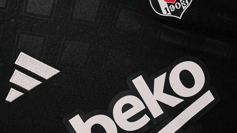 Siyah futbol formasında kırmızı-beyaz arma, beyaz Adidas şeritleri ve büyük beyaz Beko logosu görülüyor.