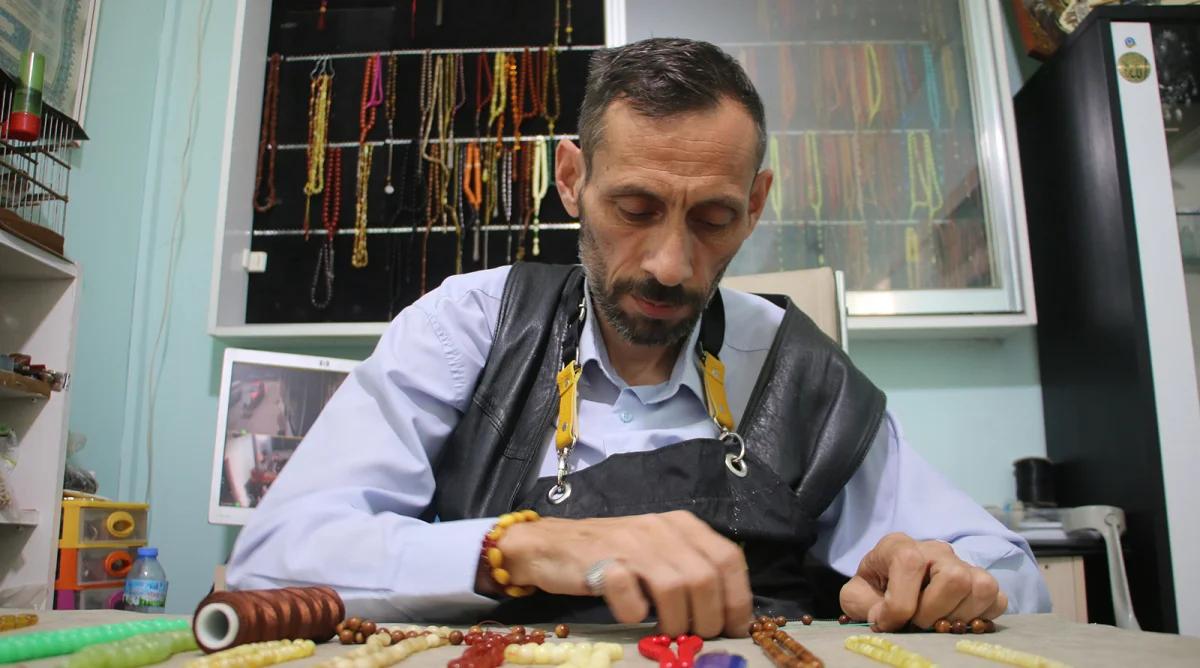 Engel Tanımayan Tespih Ustası: Yüzde 80 Engeline Rağmen Baba Mesleğini Yaşatıyor