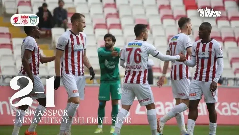 Sivasspor futbol takımı, Arnavutköy Belediyespor'a karşı sevinçle kutlama yapıyor.