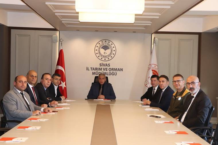 Sivas İl Tarım ve Orman Müdürlüğü tabelası önünde, toplantı masasında oturan kişiler görülüyor.