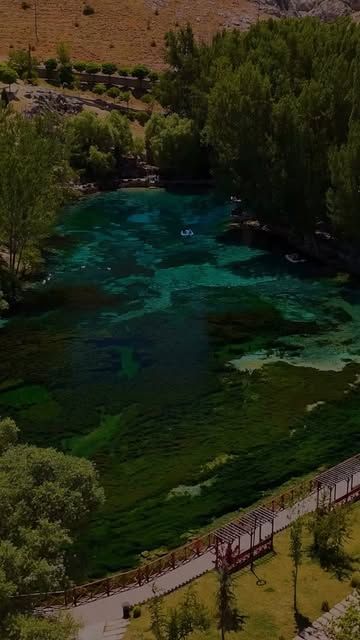Suyun çeşitli tonlarda mavi ve yeşil renkte göründüğü bir doğal su kaynağı.
