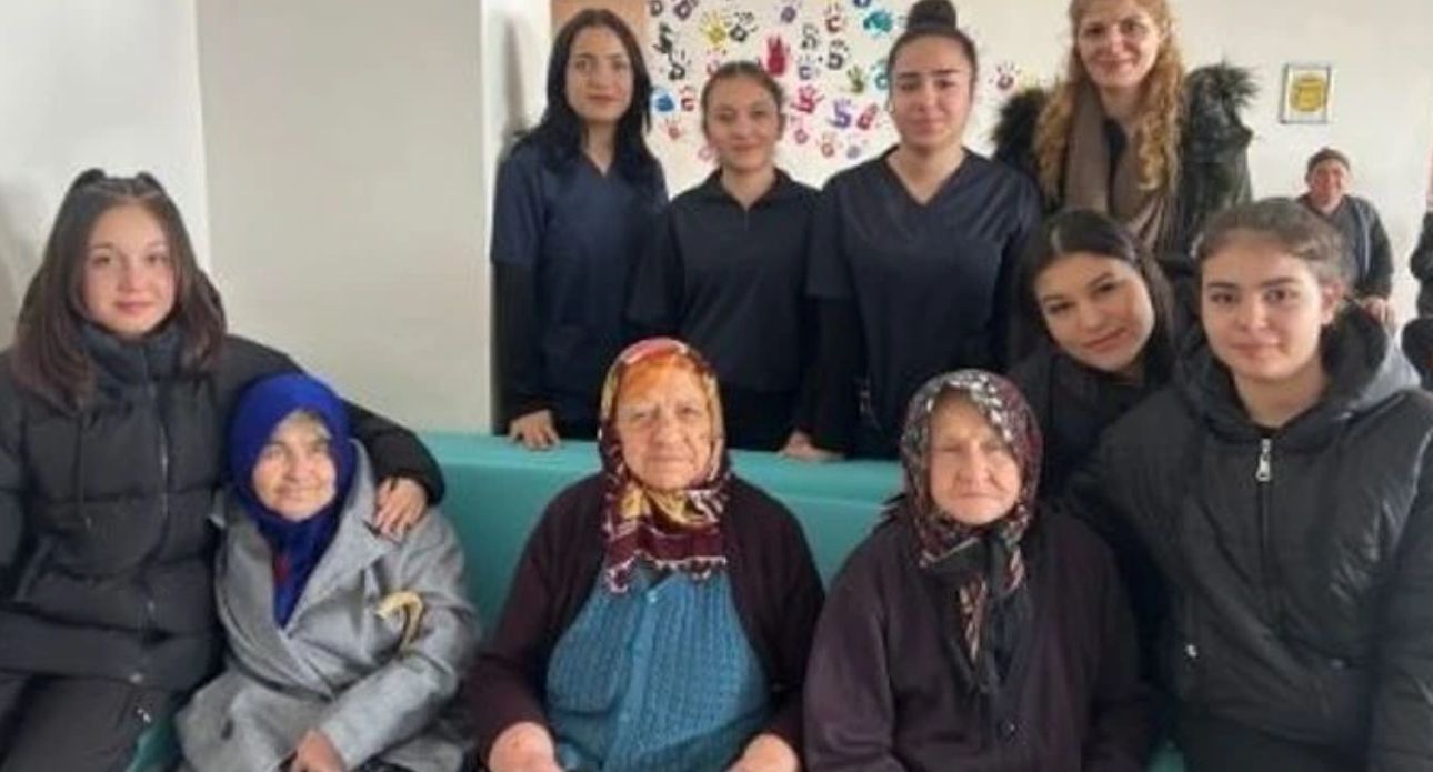 Burdur’da liseli gençlerden huzurevi sakinlerine ziyaret - Birlik Haber Ajansı