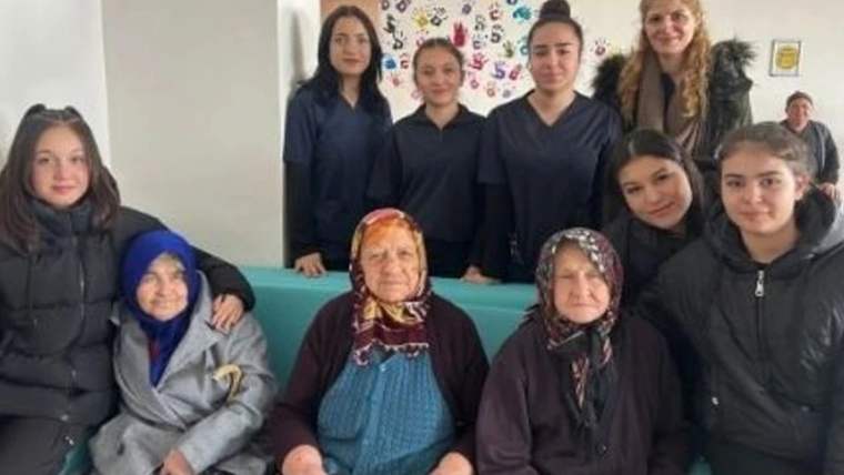 Burdur’da liseli gençlerden huzurevi sakinlerine ziyaret - Birlik Haber Ajansı