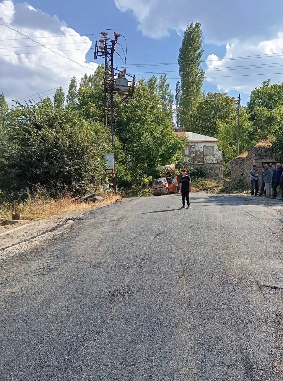 Sivas'ta Cevizli Köyü Yolları Yenileniyor: Asfalt Çalışmaları Tamamlandı