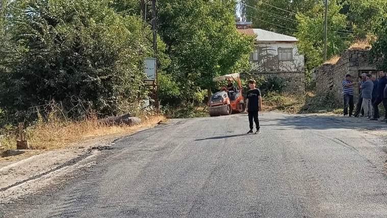 Cevizli Köyü'nde asfalt çalışması tamamlanmış bir yol, yolda bir kişi duruyor.