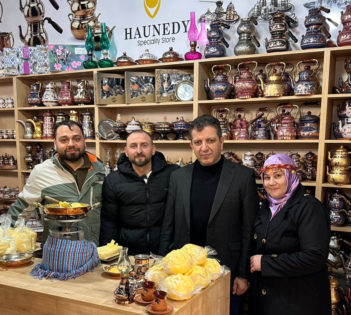 Balıkla konuşan adamdan Haunedy’de kuymak şovu - Birlik Haber Ajansı