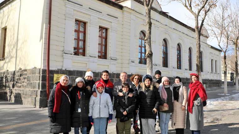 Vali Ziya Polat, Kars’ı ziyaret eden yerli turistlerle Kars'ı konuştu - Birlik Haber Ajansı