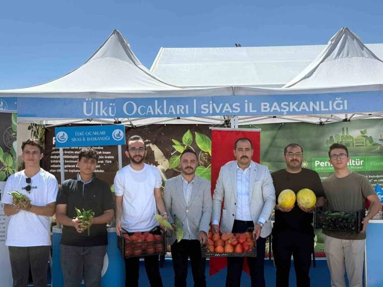 Üzerinde “Ülkü Ocakları Sivas İl Başkanlığı” yazan stant önünde altı kişi, sebze ve meyvelerle duruyor.