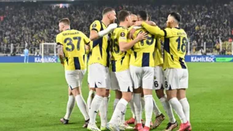 Sarı-lacivert formalı futbolcular, tribünlerle çevrili sahada birbirlerine sarılarak kenetleniyor.