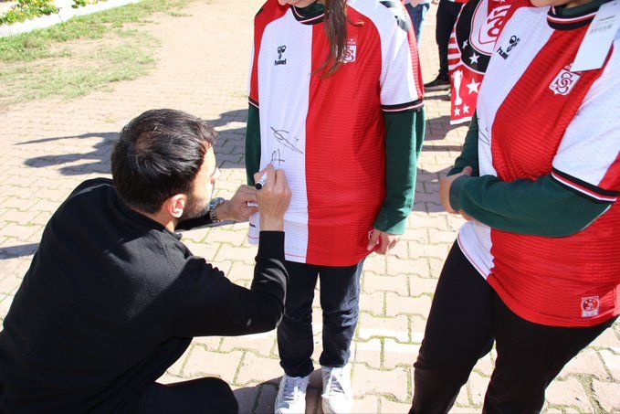 Sivasspor’dan Suşehri’nde Öğrencilere Forma Hediyesi
