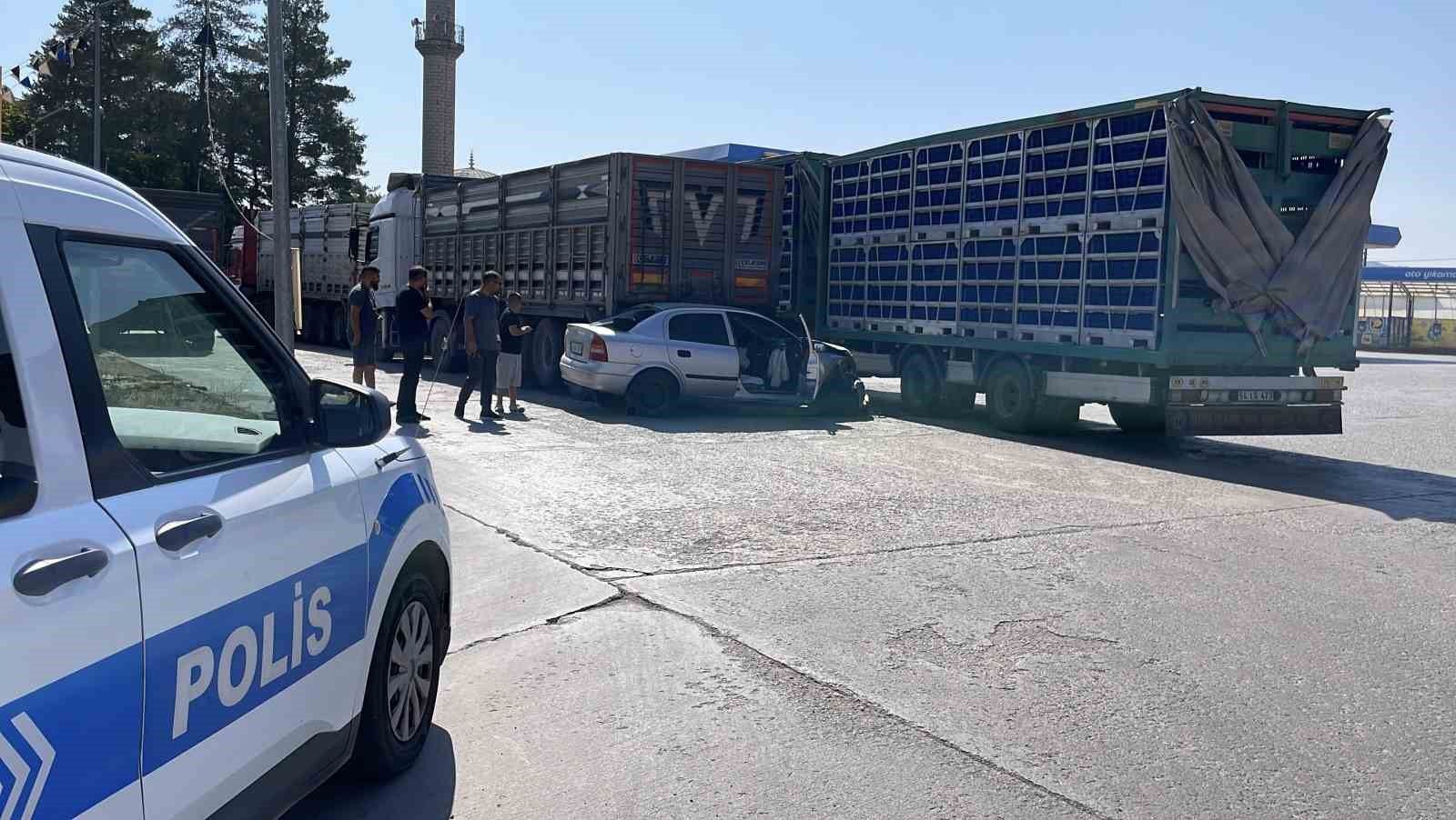 Polisin ‘dur’ ihtarına uymadı, tırın altına girdi