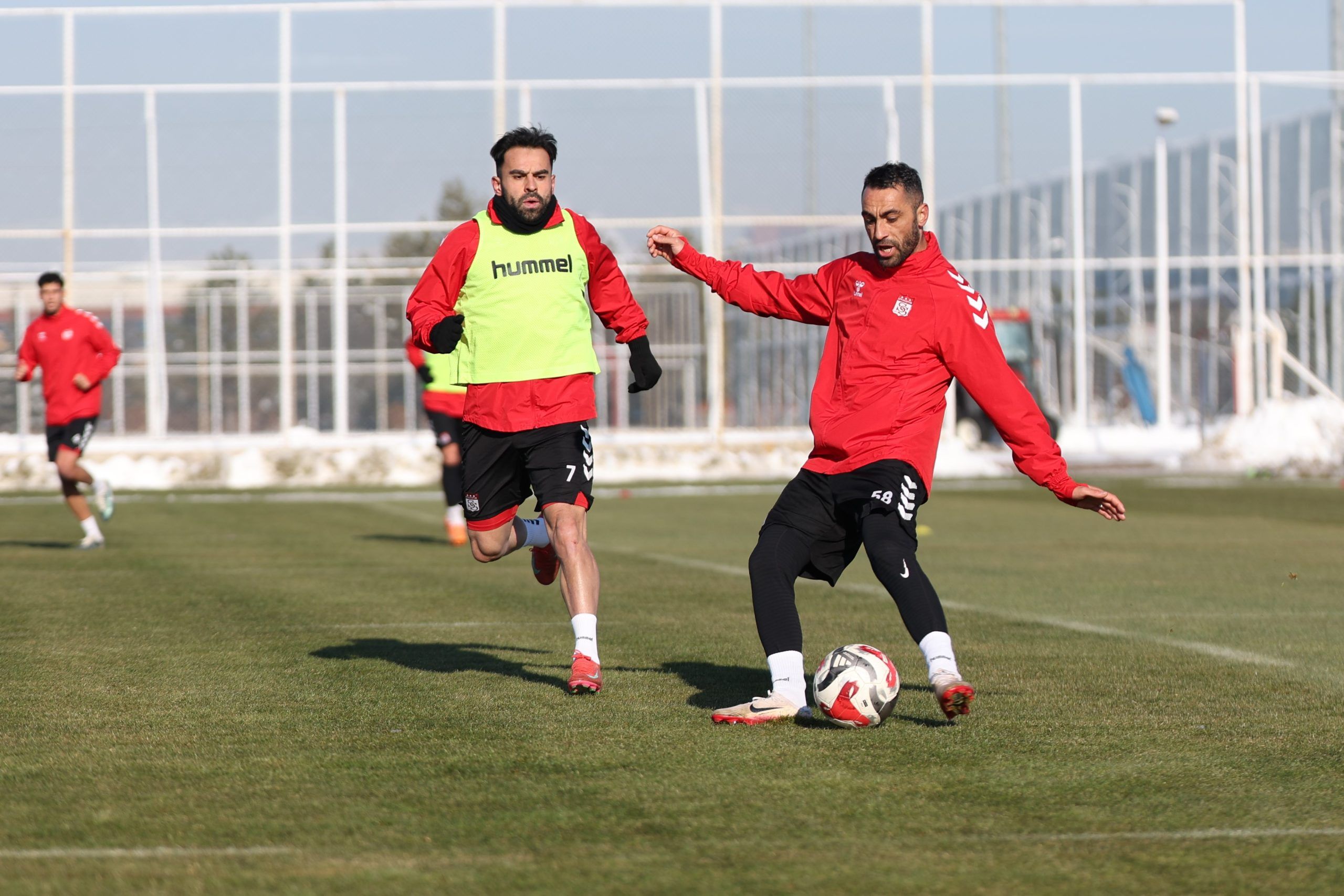 Sivasspor’da Erzurumspor Mesaisi Hızlandı: Kırmızı-Beyazlılar 3 Puan İçin Sahaya Kilitlendi