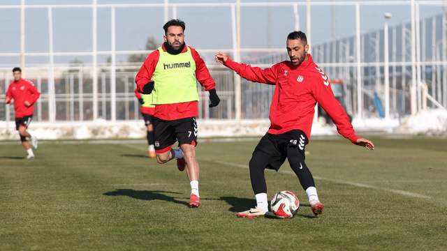 Sivasspor’da Erzurumspor Mesaisi Hızlandı: Kırmızı-Beyazlılar 3 Puan İçin Sahaya Kilitlendi