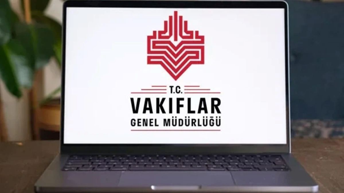 Dizüstü bilgisayar ekranında kırmızı amblemle birlikte “T.C. Vakıflar Genel Müdürlüğü” yazısı görülüyor.