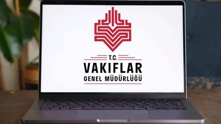 Dizüstü bilgisayar ekranında kırmızı amblemle birlikte “T.C. Vakıflar Genel Müdürlüğü” yazısı görülüyor.