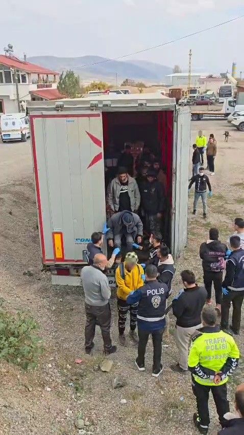 Sivas'ta Tır Dorsesinde 18 Düzensiz Göçmen Yakalandı: İnsan Kaçakçıları Tutuklandı