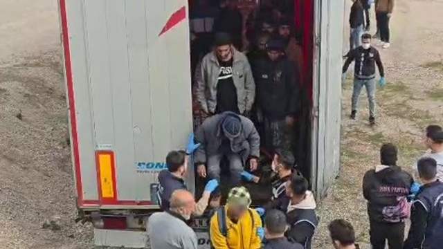 Sivas'ta Tır Dorsesinde 18 Düzensiz Göçmen Yakalandı: İnsan Kaçakçıları Tutuklandı
