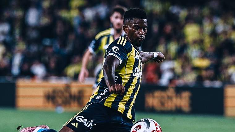 Sarı-lacivert çubuklu formalı futbolcu, sahada topa vururken görülüyor; altta 2-2 skoru yer alıyor.