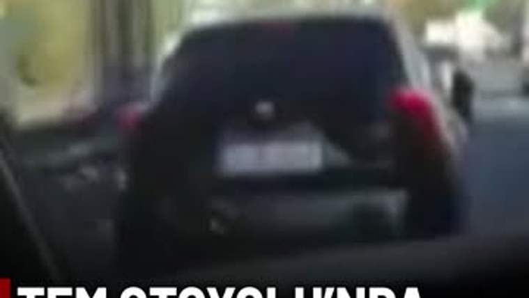 TEM Otoyolu'nda ilerleyen bir araç, arka planda başka bir araç görünmekte.