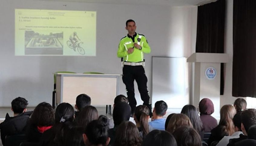 Burdur Emniyet Ekipleri lise öğrencilerine trafik eğitimlerine devam ediyor - Birlik Haber Ajansı