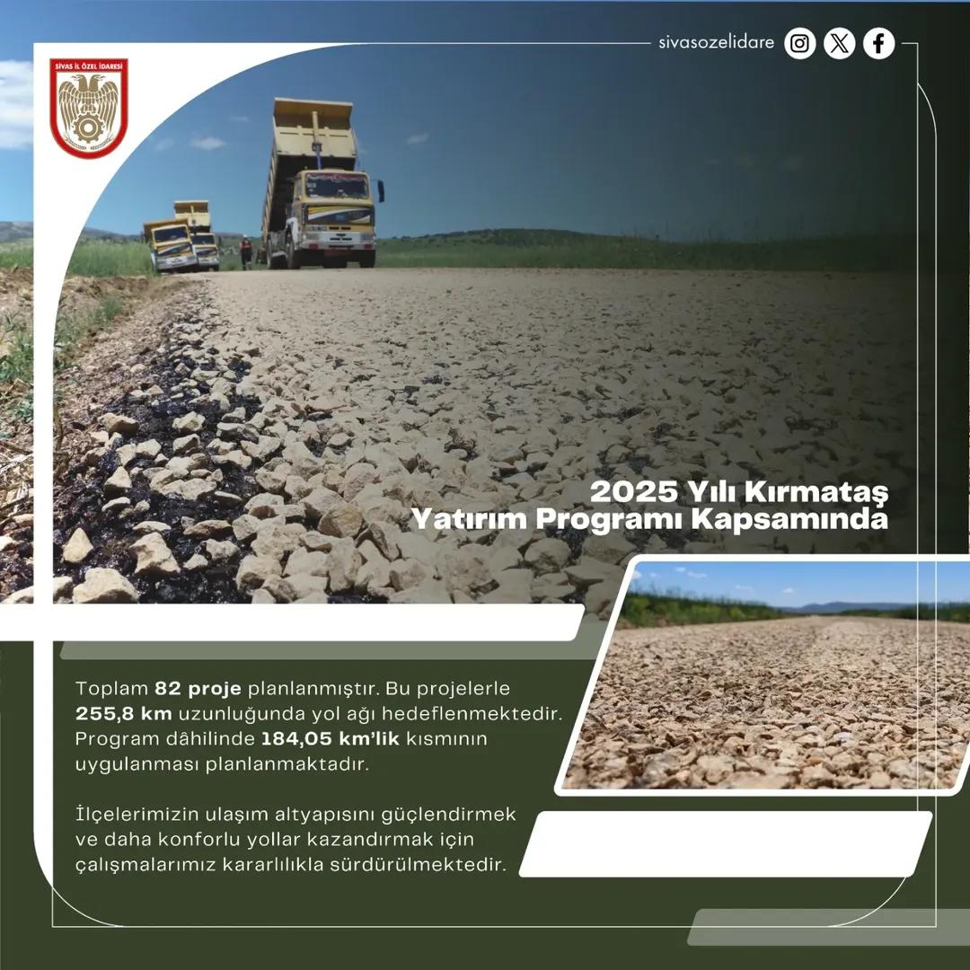 Kırsal alanda mıcır serilmiş yol üzerinde iki kamyon görülüyor; görselde yol yatırımı bilgileri yer alıyor.