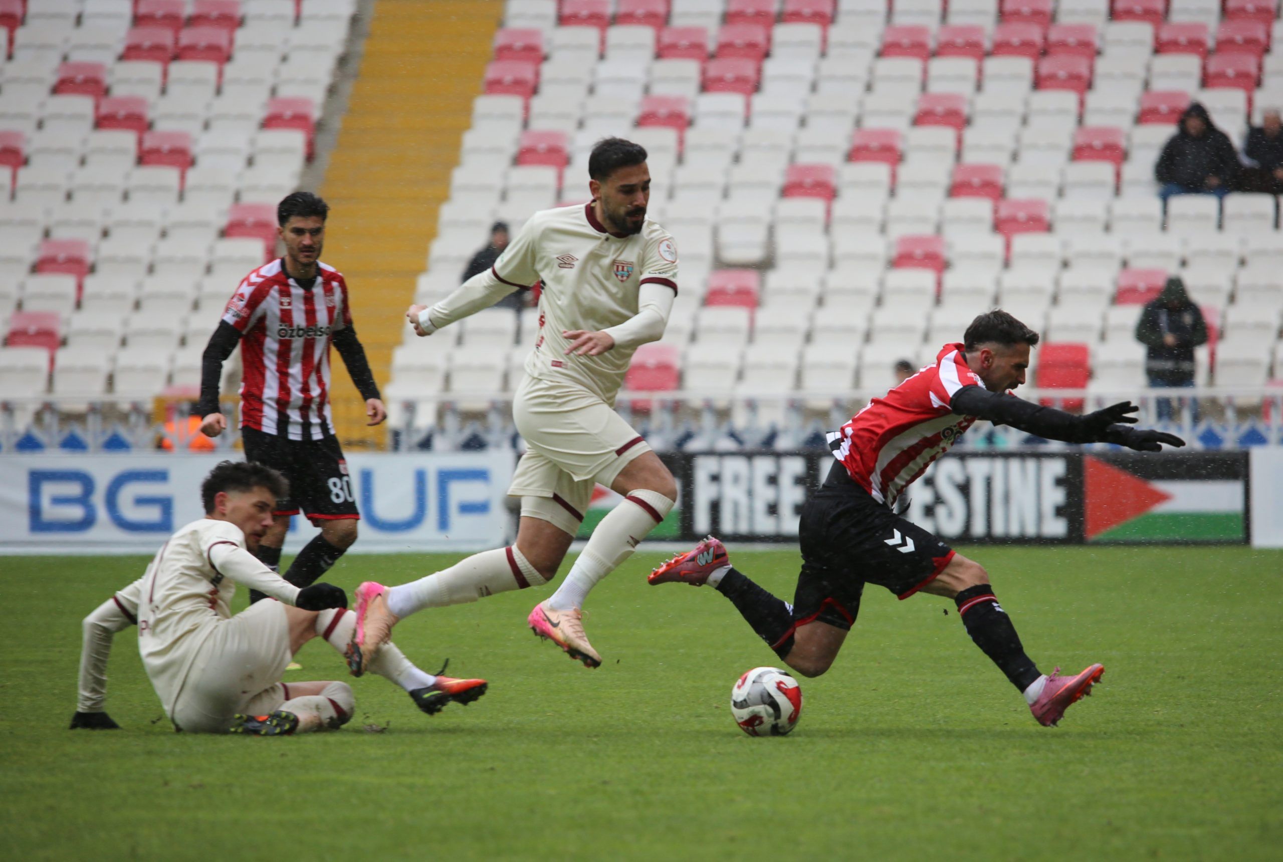 Sivasspor Bandırmaspor'u 2 Golle Geçti!