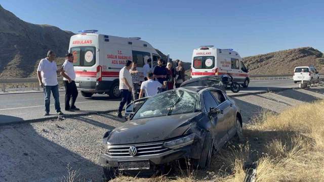 Sivas'ta kontrolden çıkan otomobil şarampole savruldu: 5 yaralı