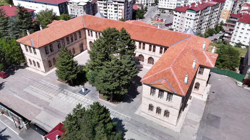 Osmanlı'dan günümüze kesintisiz eğitim veren 11 okuldan biri olan Sivas Selçuk Anadolu Lisesi, 144 yıllık köklü geçmişiyle Türk eğitim tarihindeki yerini koruyor.