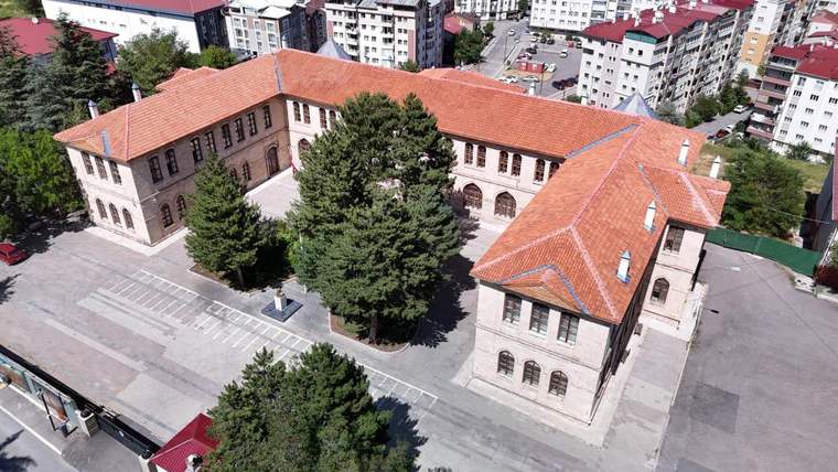 Osmanlı'dan günümüze kesintisiz eğitim veren 11 okuldan biri olan Sivas Selçuk Anadolu Lisesi, 144 yıllık köklü geçmişiyle Türk eğitim tarihindeki yerini koruyor.
