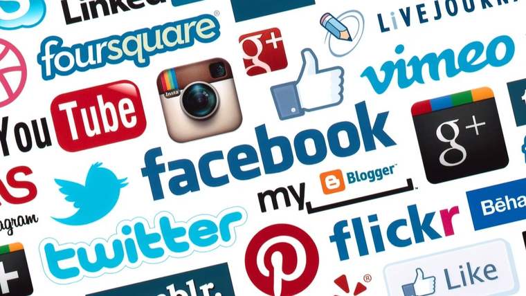 Beyaz zemin üzerinde Facebook, Twitter, YouTube, Instagram ve diğer sosyal medya platformlarının logoları yer alıyor.