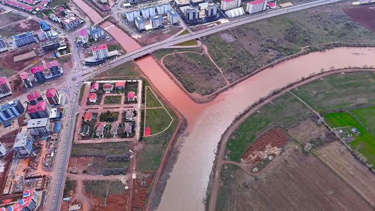 Fadlum Çayı'nın kızıl sularının Kızılırmak Nehri ile birleştiği alanın havadan görünümü.