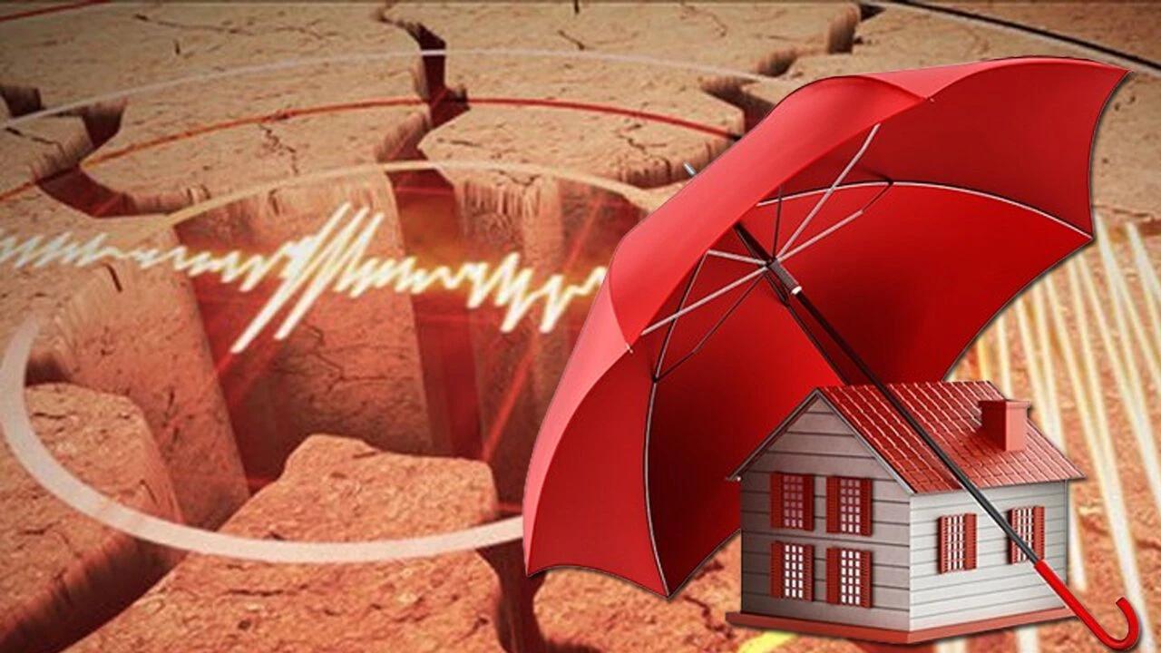 Çatlamış toprak üzerinde kırmızı şemsiye ve maket ev, çevresinde deprem dalgasını gösteren çizgi bulunuyor.