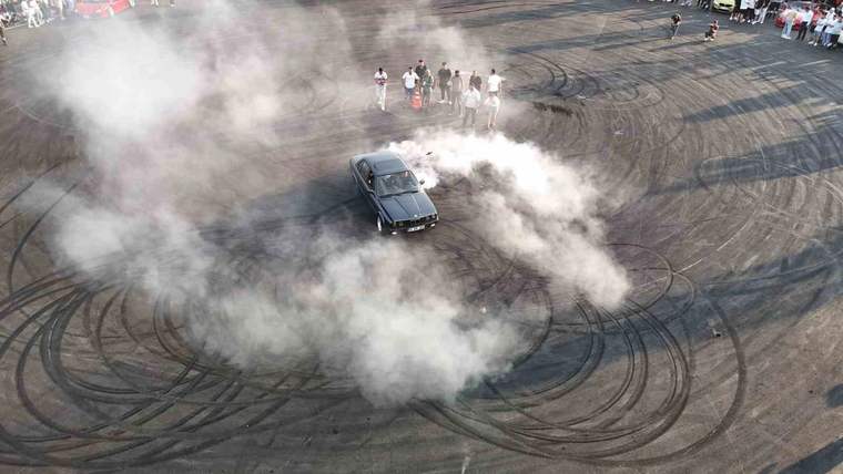 Drift atmak için pisti değil ara sokakları tercih etti