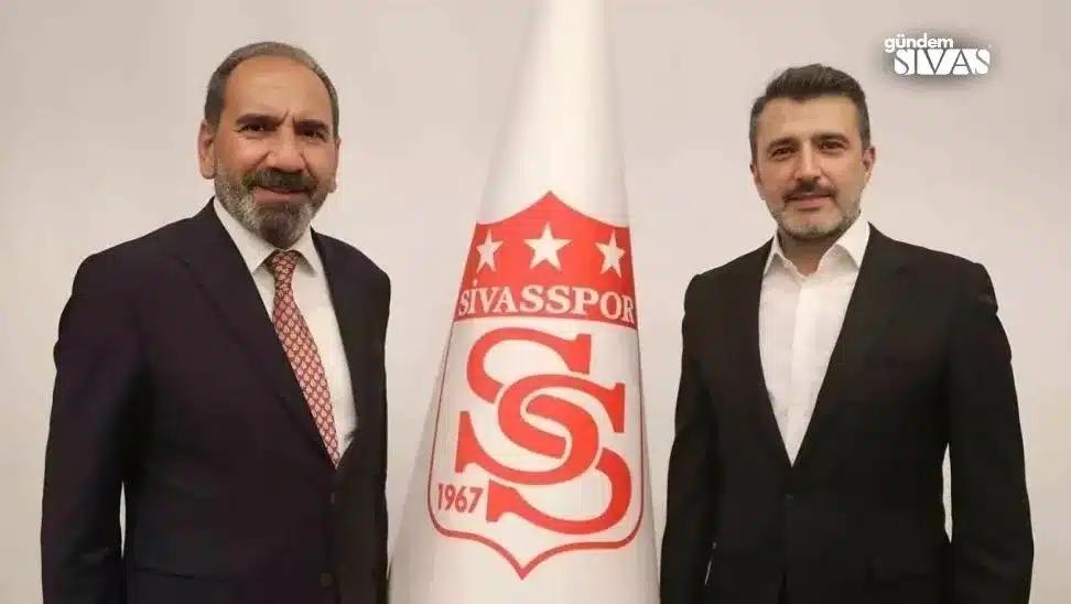 Sivasspor'un logosunun önünde, iki kişi gülümseyerek poz veriyor.