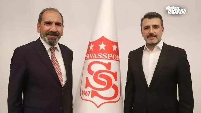 Sivasspor'un logosunun önünde, iki kişi gülümseyerek poz veriyor.