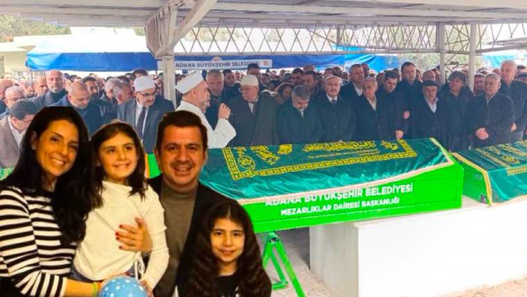 Önde dört kişilik aile fotoğrafı, arkada yeşil örtülü tabutlar ve cenaze törenine katılan kalabalık görülüyor.